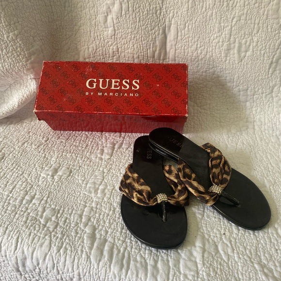 Women’s flip flop sandals by Guess Size 7.5 Soft footbed for comfort - Picture 3 of 3